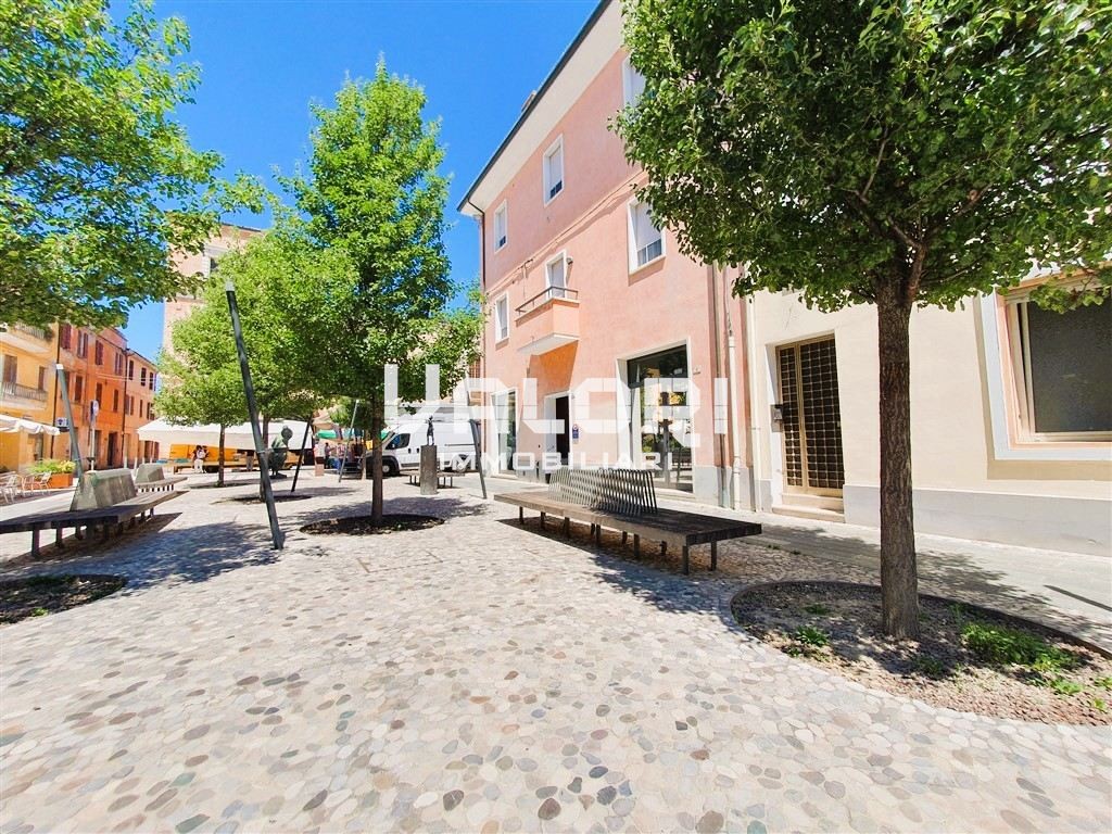 UFFICIO CON INGRESSO INDIPENDENTE E VETRINA