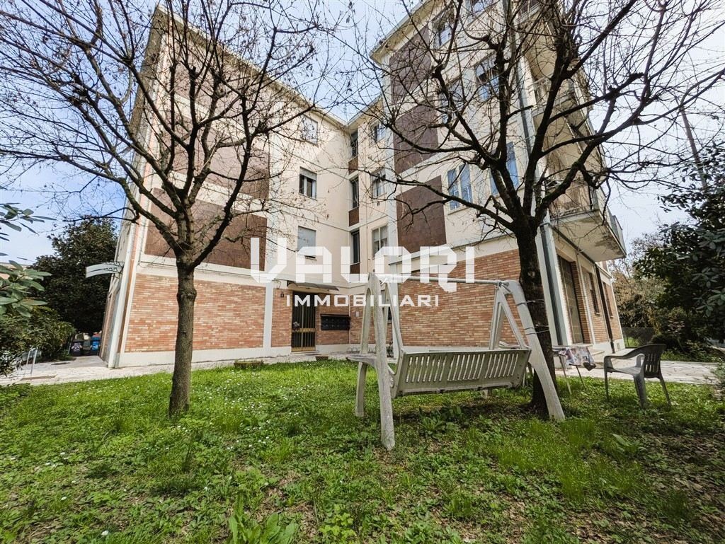 TRILOCALE CON AMPI SPAZI, LUMINOSITÀ E GRANDE POTENZIALE