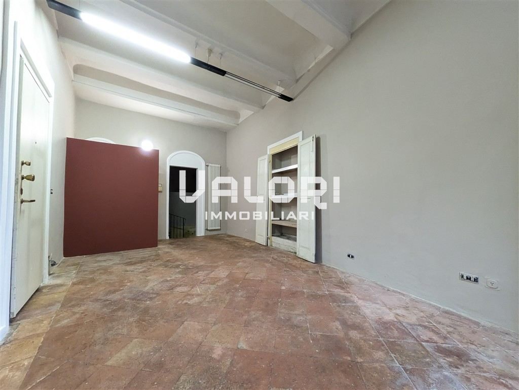 UFFICIO AL PIANO TERRA CON CANTINA E POSTO AUTO PRIVATO