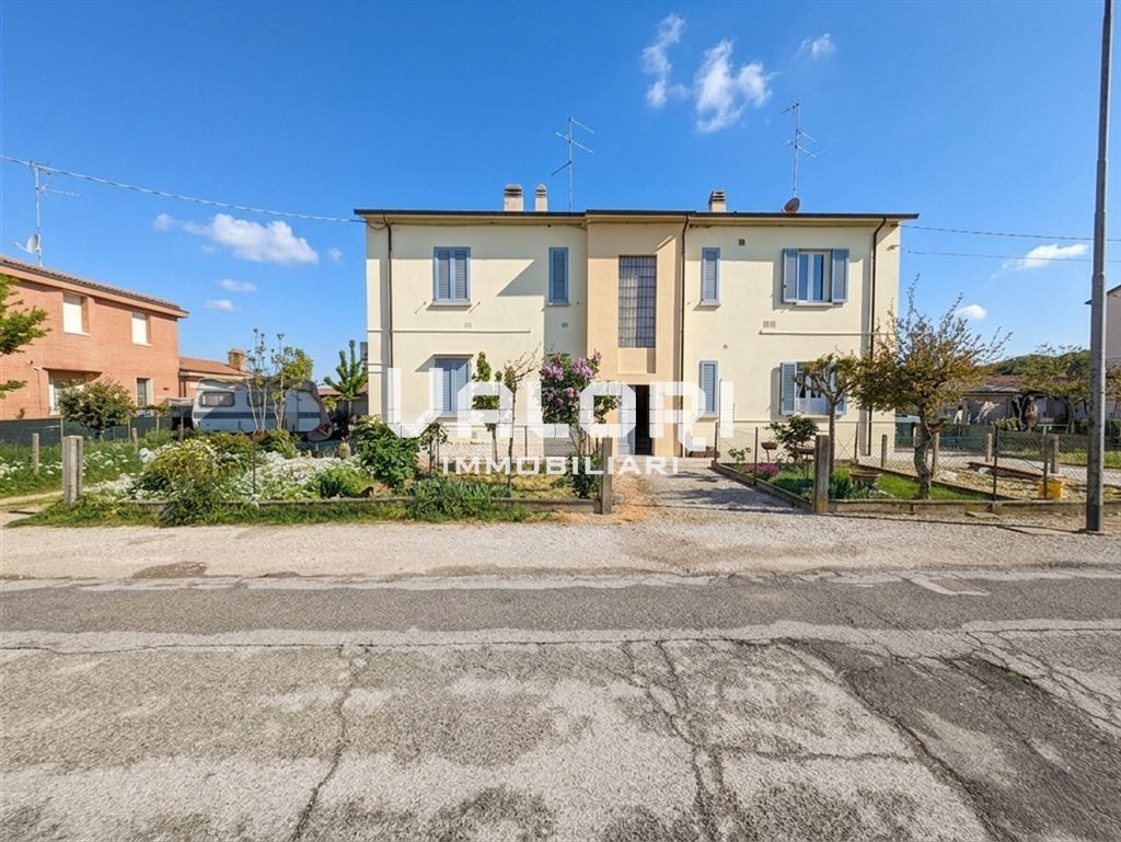 TRILOCALE ARREDATO CON CORTE E 41 MQ DI SERVIZI