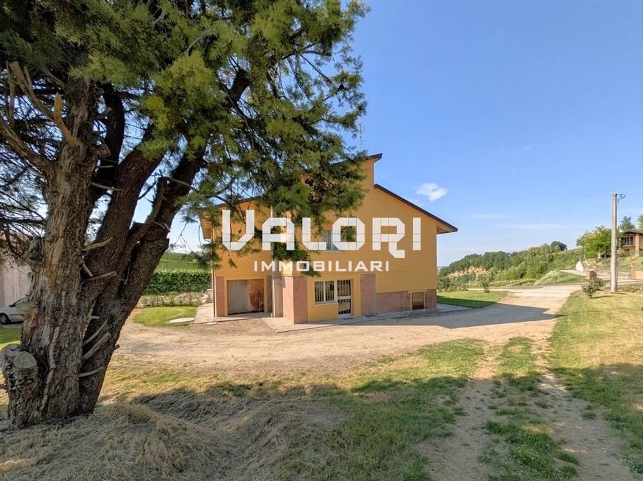 CASA INDIPENDENTE SU 3 LATI CON GIARDINO E CAPANNONE