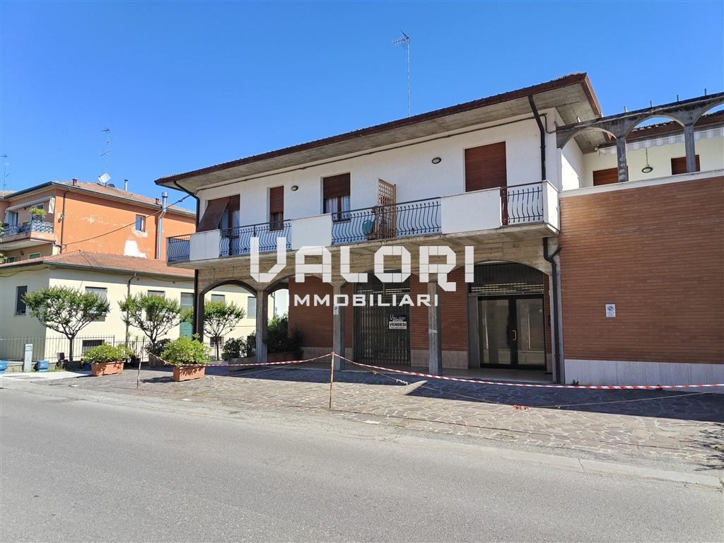 AMPIO LOCALE COMMERCIALE/ARTIGIANALE CON INGRESSO INDIPENDENTE E PARCHEGGI PRIVATI