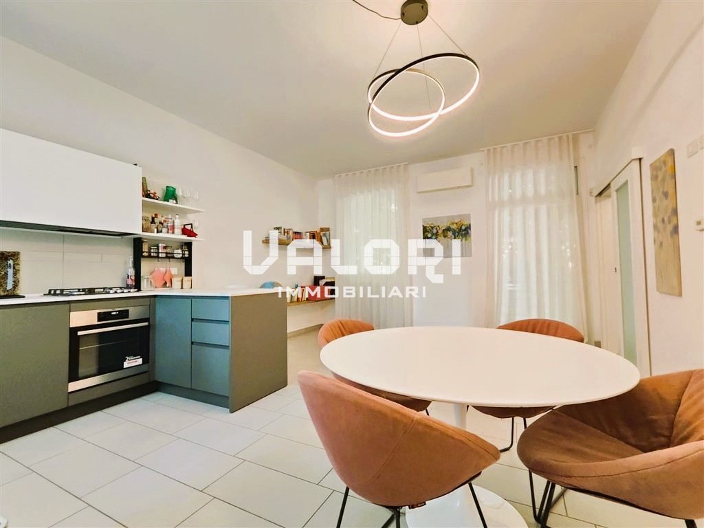 INCANTEVOLE TERRA-CIELO RISTRUTTURATA CON CORTE PRIVATA E GARAGE