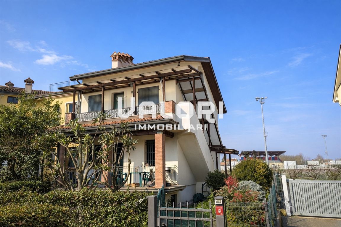 DUPLEX INDIPENDENTE CON TERRAZZE E GIARDINO